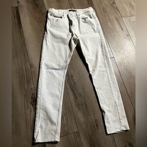 Calvin Klein Jeans Slim Fit in Off-White
